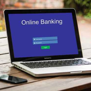 Überweisung per Onlinebanking über einen Laptop.