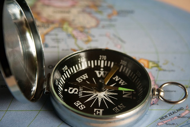Ein Kompass liegt auf einer Weltkarte - für GROENIE das Symbol für die Navigation durch die Möglichkeiten der digitalen AI (KI) Tools als Helfer für den Business-Alltag Ein Kompass liegt auf einer Weltkarte - für GROENIE das Symbol für die Navigation durch die Möglichkeiten der digitalen AI (KI) Tools als Helfer für den Business-Alltag