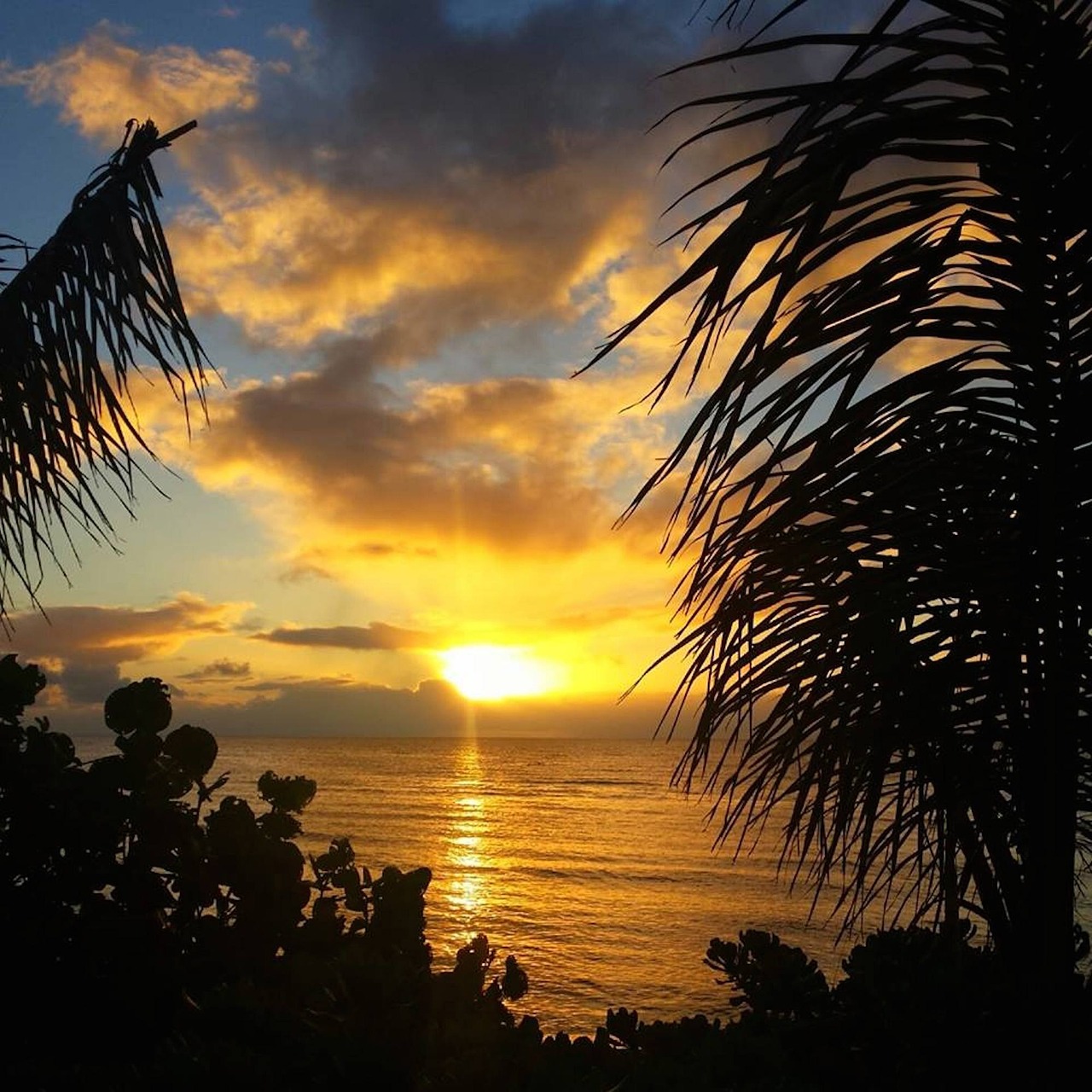 Die Sonne steht über dem Meer - an einer Küste von Hawaii. LA - die Sonne mit ihrer Strahlungswärme steht für die göttliche Energie.Das beste Wetter für eine Lomi Lomi LA (Sonnen-Lomi Lomi, oder Outdoor Lomi Lomi)